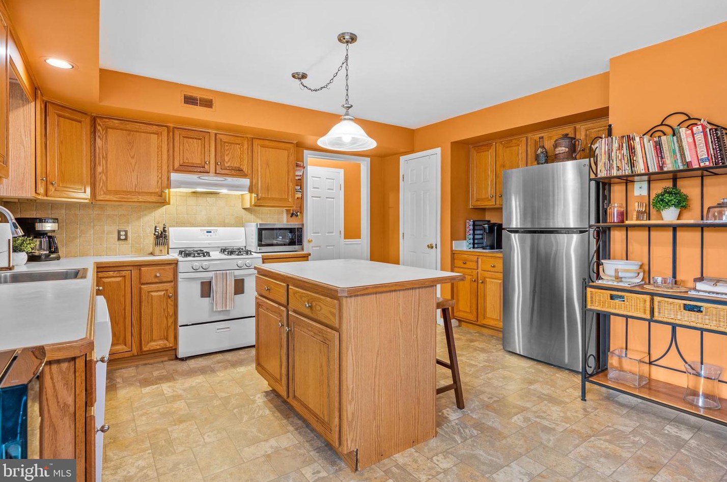 704 Meadowcrest Ln, Douglassville PA  19518-9242 exterior