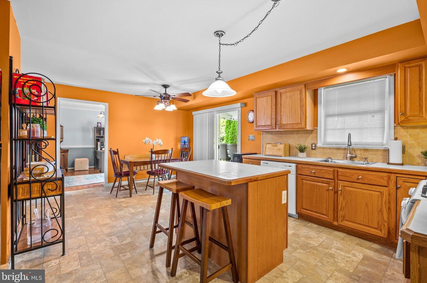 704 Meadowcrest Ln, Douglassville PA  19518-9242 exterior