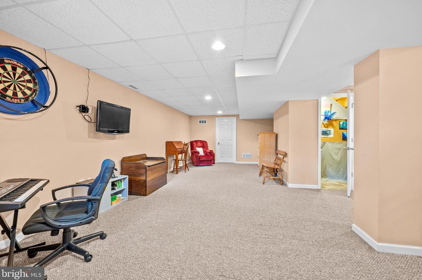 704 Meadowcrest Ln, Douglassville PA  19518-9242 exterior