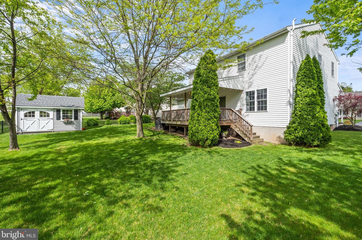 704 Meadowcrest Ln, Douglassville PA  19518-9242 exterior