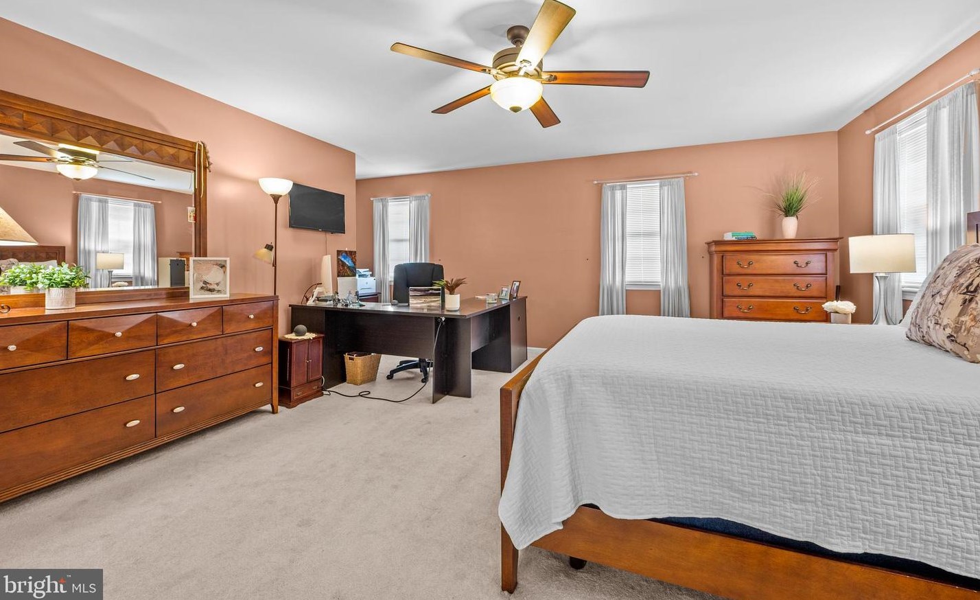 704 Meadowcrest Ln, Douglassville PA  19518-9242 exterior