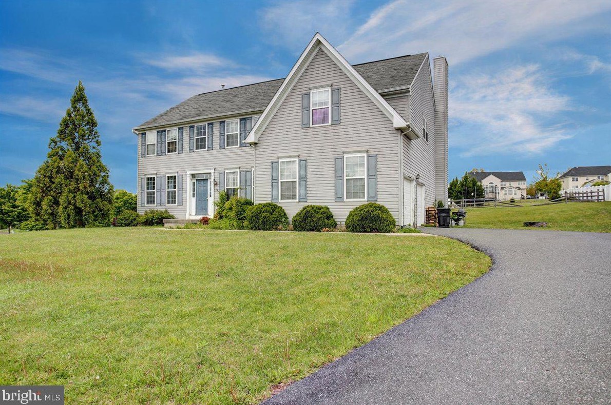 3001 Summer Meadow Dr, Douglassville, PA 19518-1321