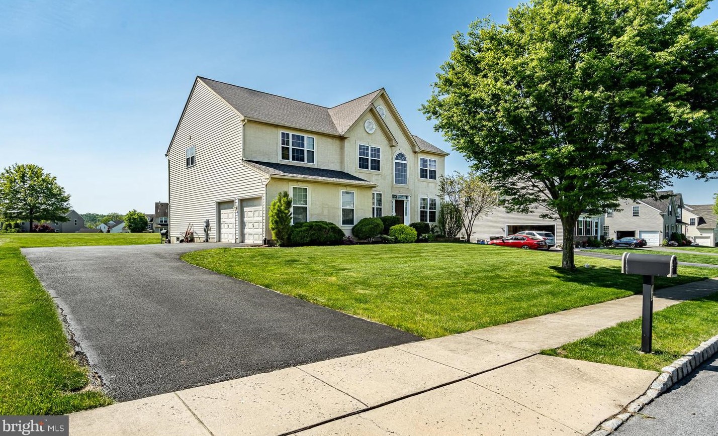13 Meadowside Dr, Douglassville, PA 19518
