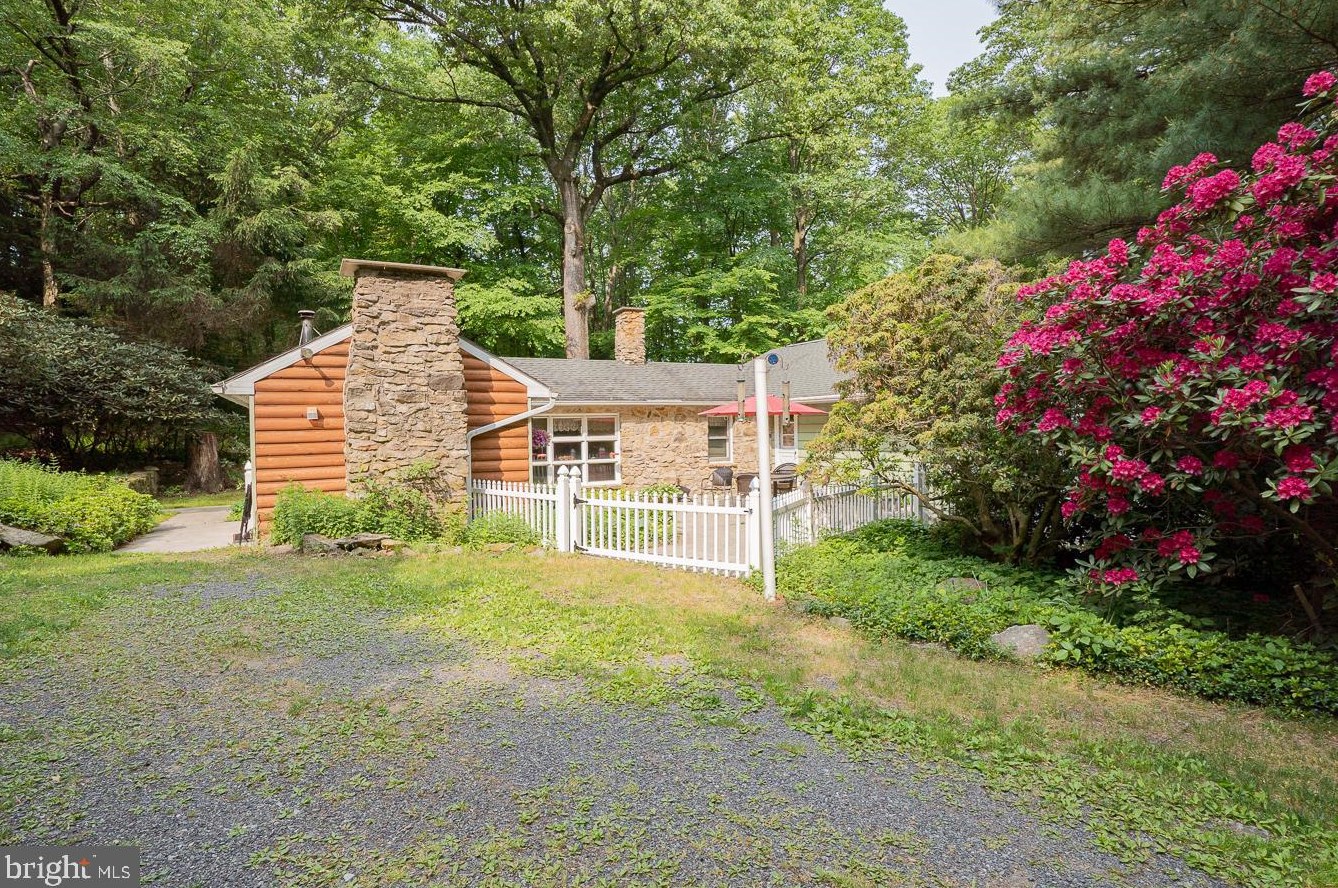 9 Woods Ln, Dale, PA 19504