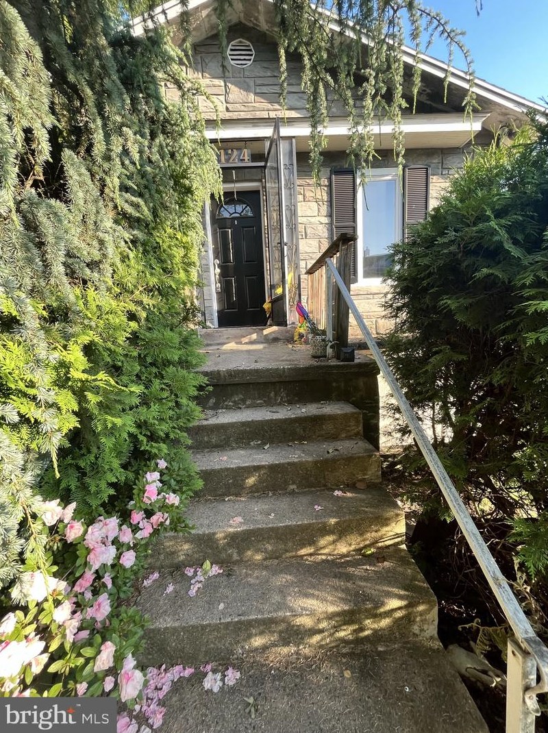 2124 Fairview St, Reading, PA 19609-1706