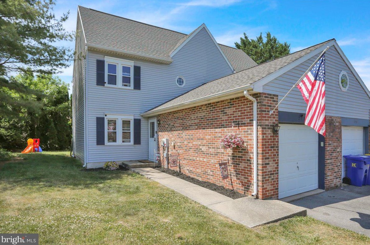 212 5th St, Womelsdorf, PA 19567-1425