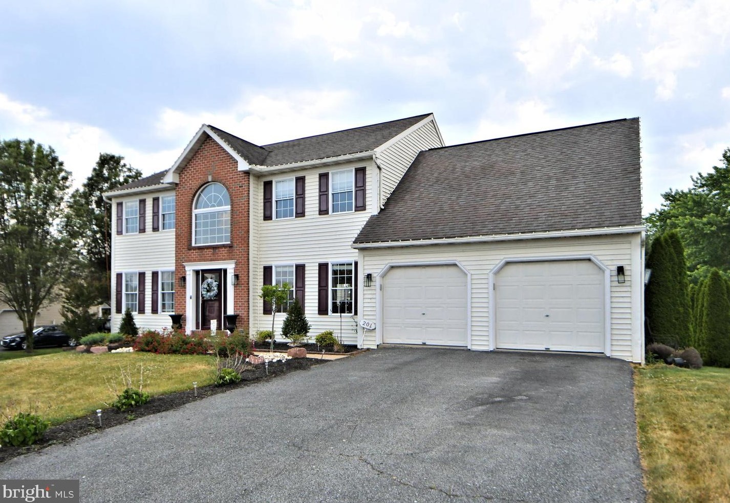 201 Spring View Dr, Douglassville, PA 19518