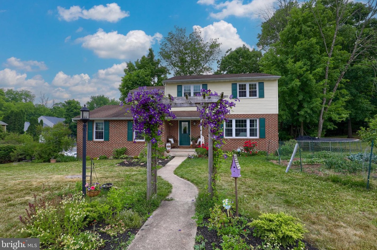 301 Ivy Ln, Douglassville PA  19518-1134 exterior