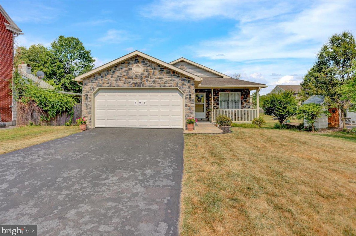 100 N Robeson St, Robesonia, PA 19551