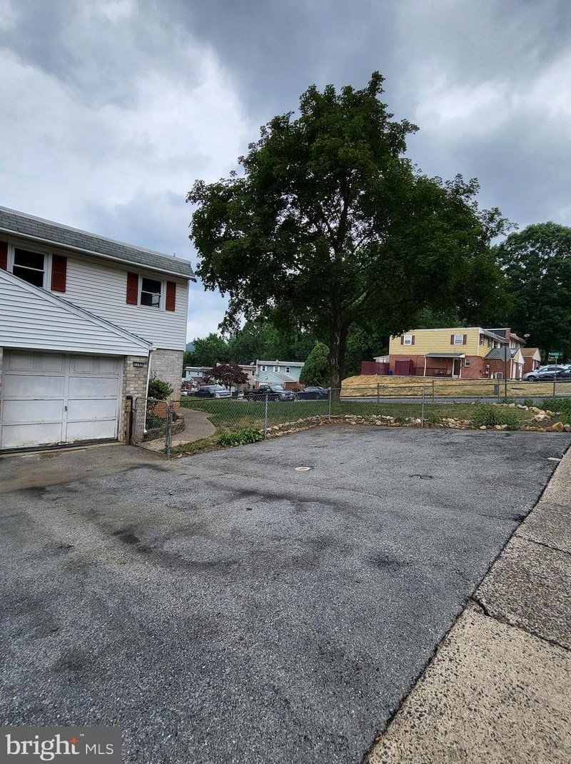 1157 Fox Run, Reading PA  19606-1157 exterior