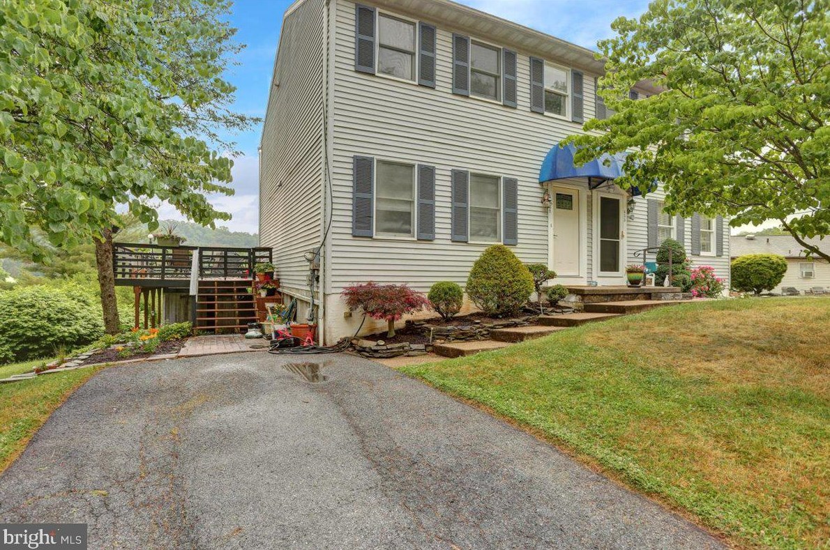 431 Grove Ave, Hummels Store, PA 19540-1333