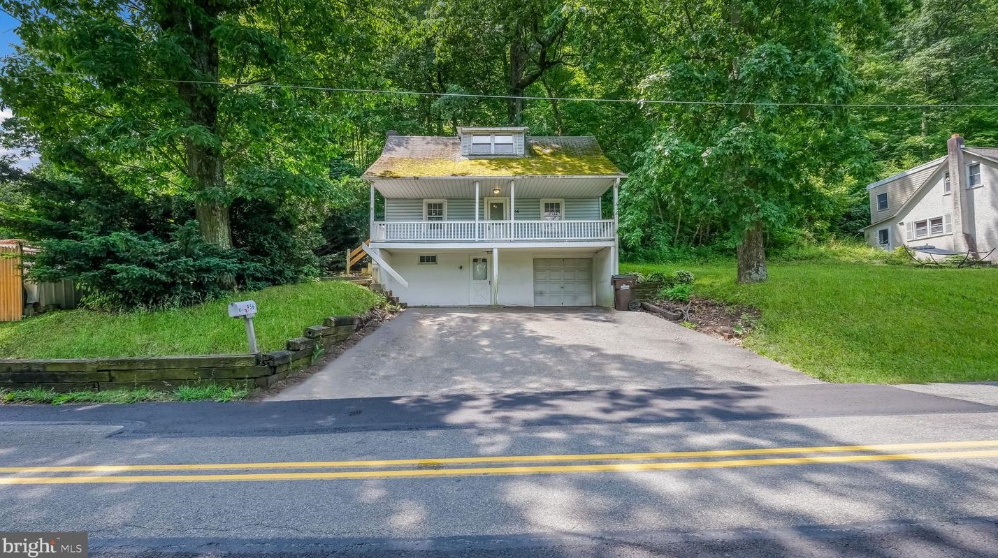 956 Unger Ln, Spangsville, PA 19512-8946
