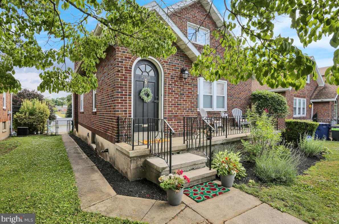 2054 Cleveland Ave, Reading PA  19609-2004 exterior