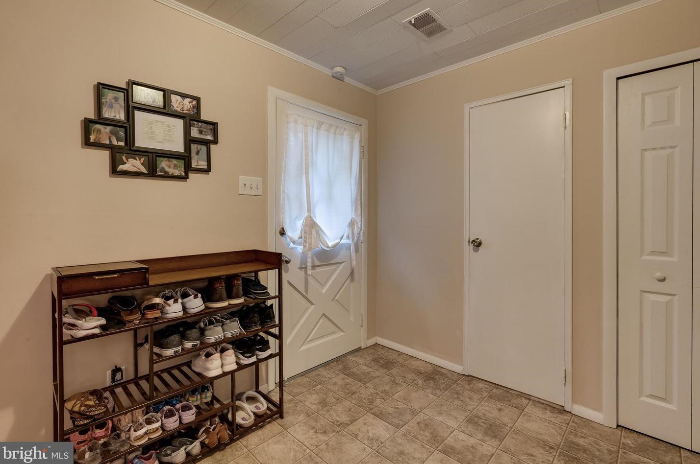 821 Woodchuck Ln, Reading, PA 19606-1151