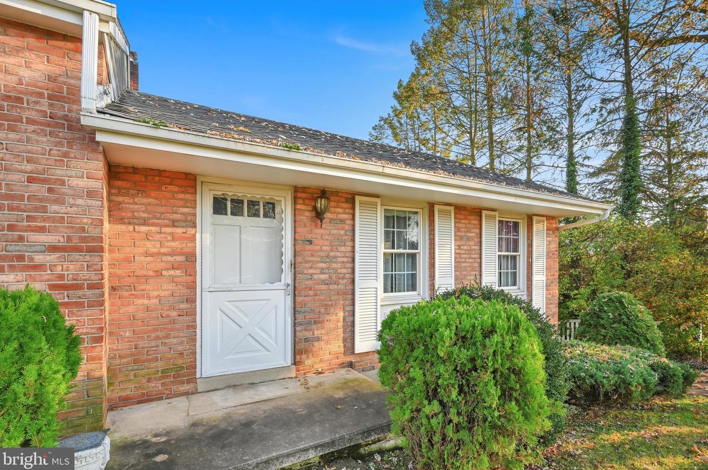 225 Grande Valley Rd, Reading, PA 19606-3026