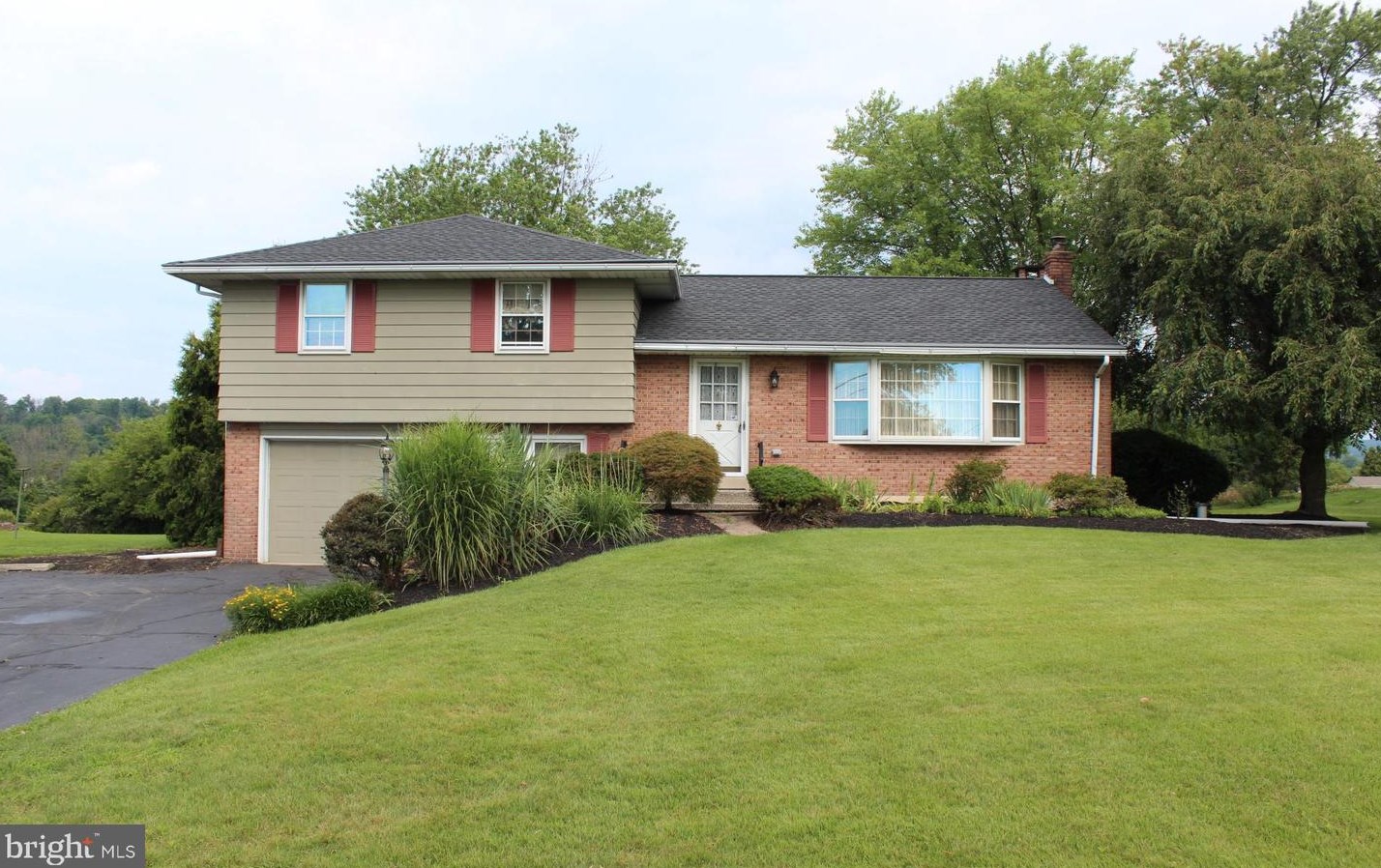 1663 County Line Rd, Bechtelsville, PA 19505-9041