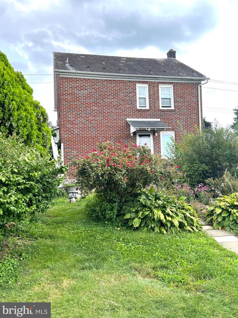 21 Weis St, Topton, PA 19562-1217