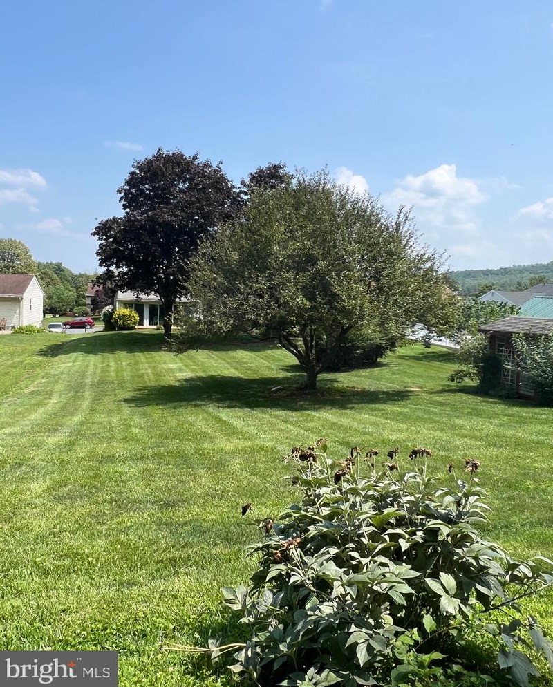 216 Diplomat Dr, Robesonia PA 19551-1613 exterior