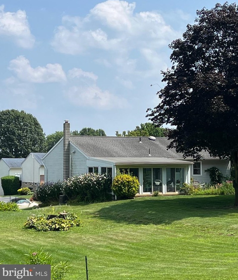 216 Diplomat Dr, Robesonia PA 19551-1613 exterior