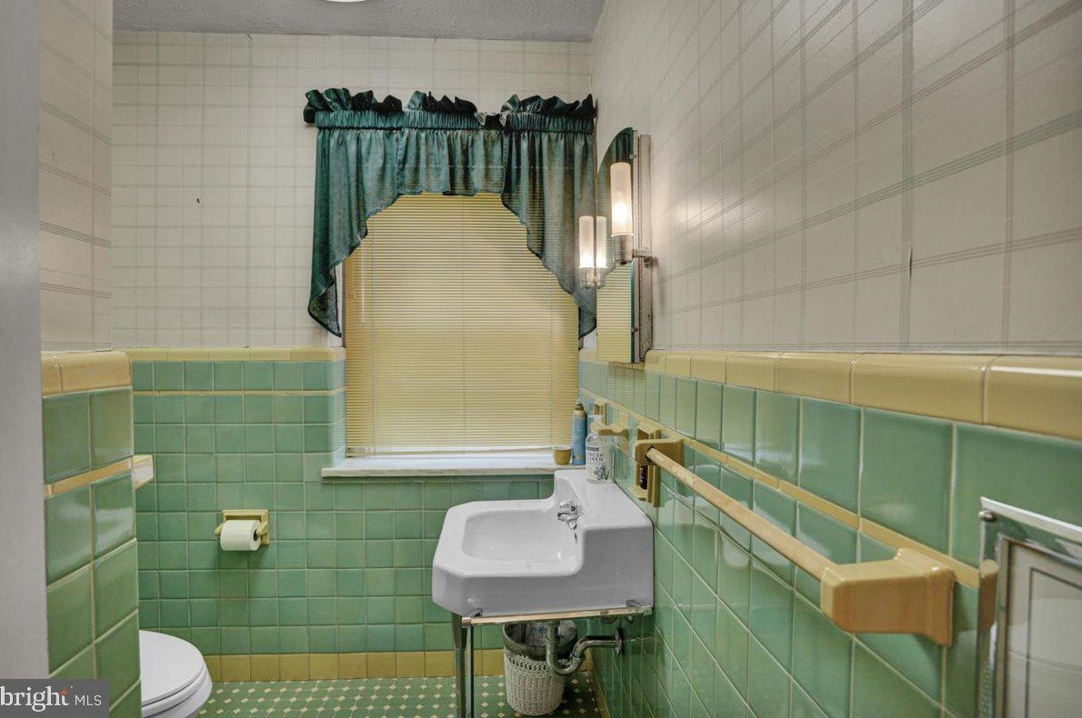 504 Elizabeth Ave, Reading PA  19605-2542 exterior