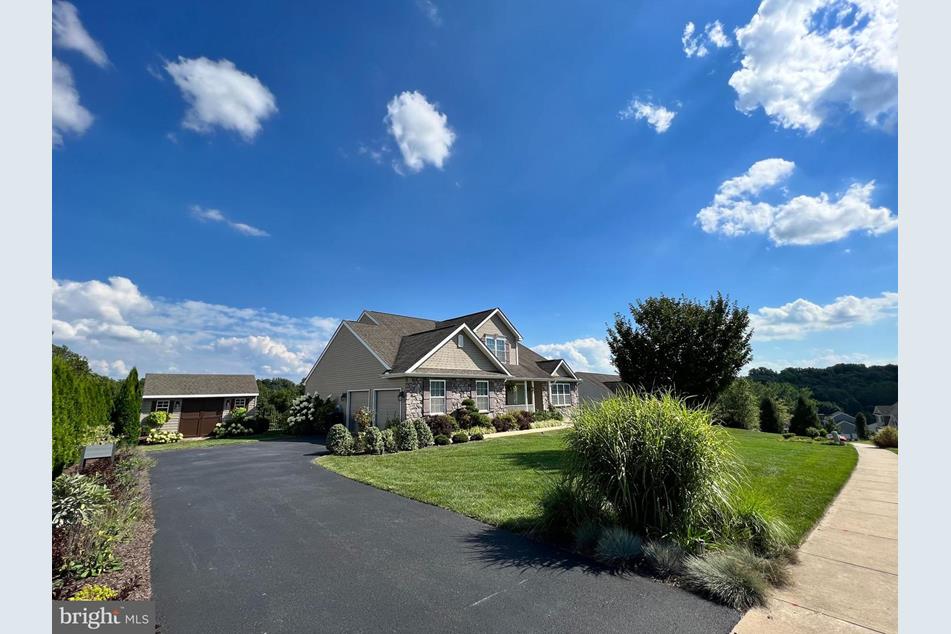 218 Pleasant View Dr, Douglassville, PA 19518 MLS PABK2033716