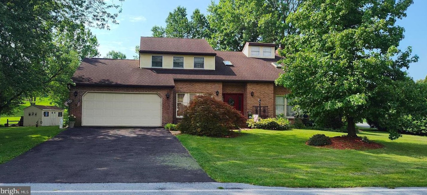 121 Green Rd, Reading, PA 19606-3617