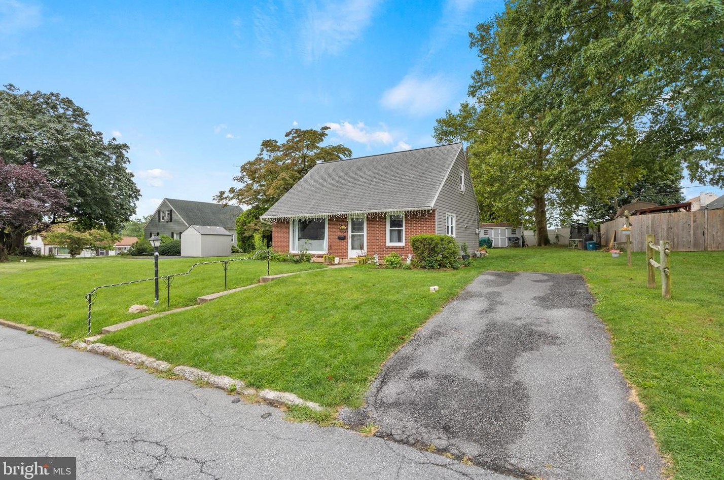 2114 Cullum Dr, Reading, PA 19601-1128