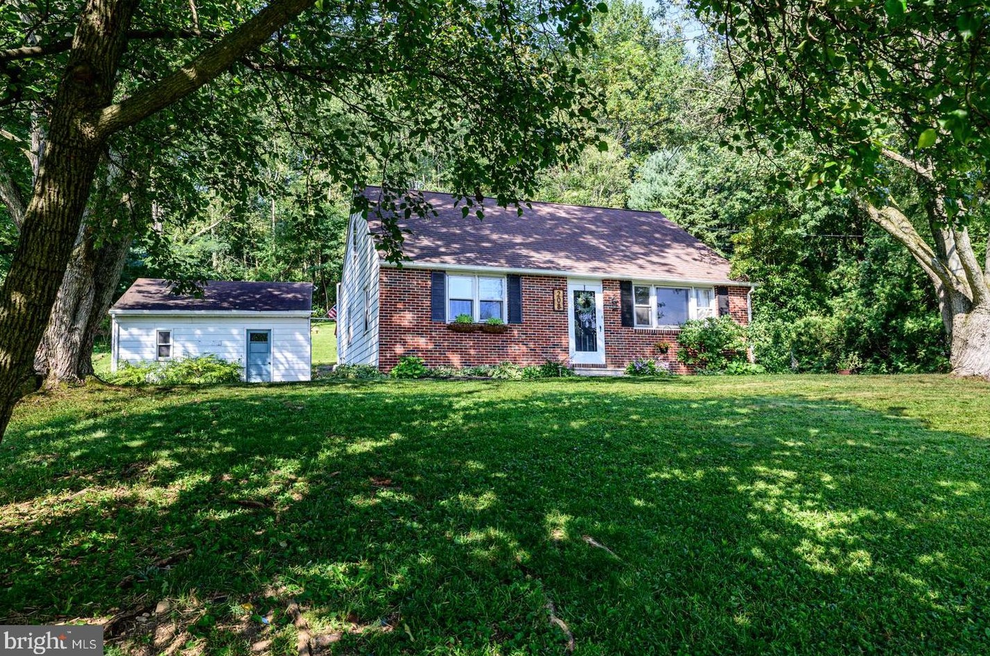 208 Oak St, Bechtelsville, PA 19505-9456