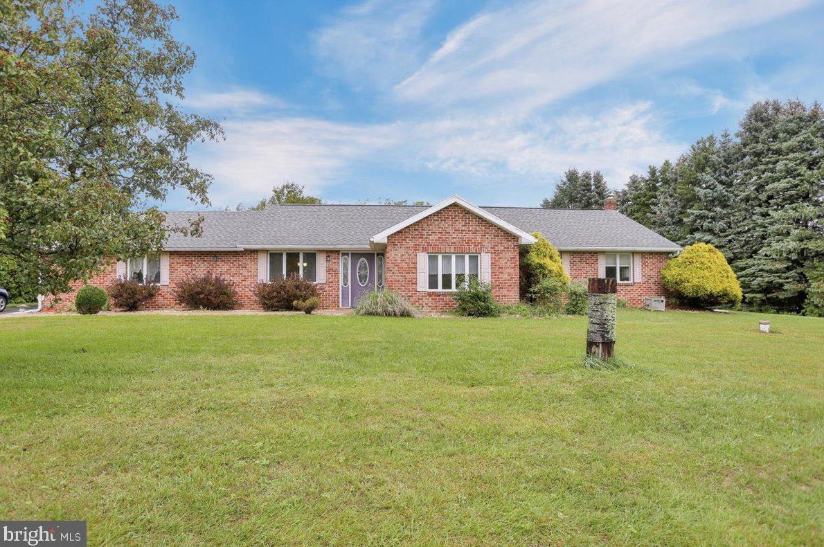 18 Birdsfoot Dr, Robesonia, PA 19551-9651