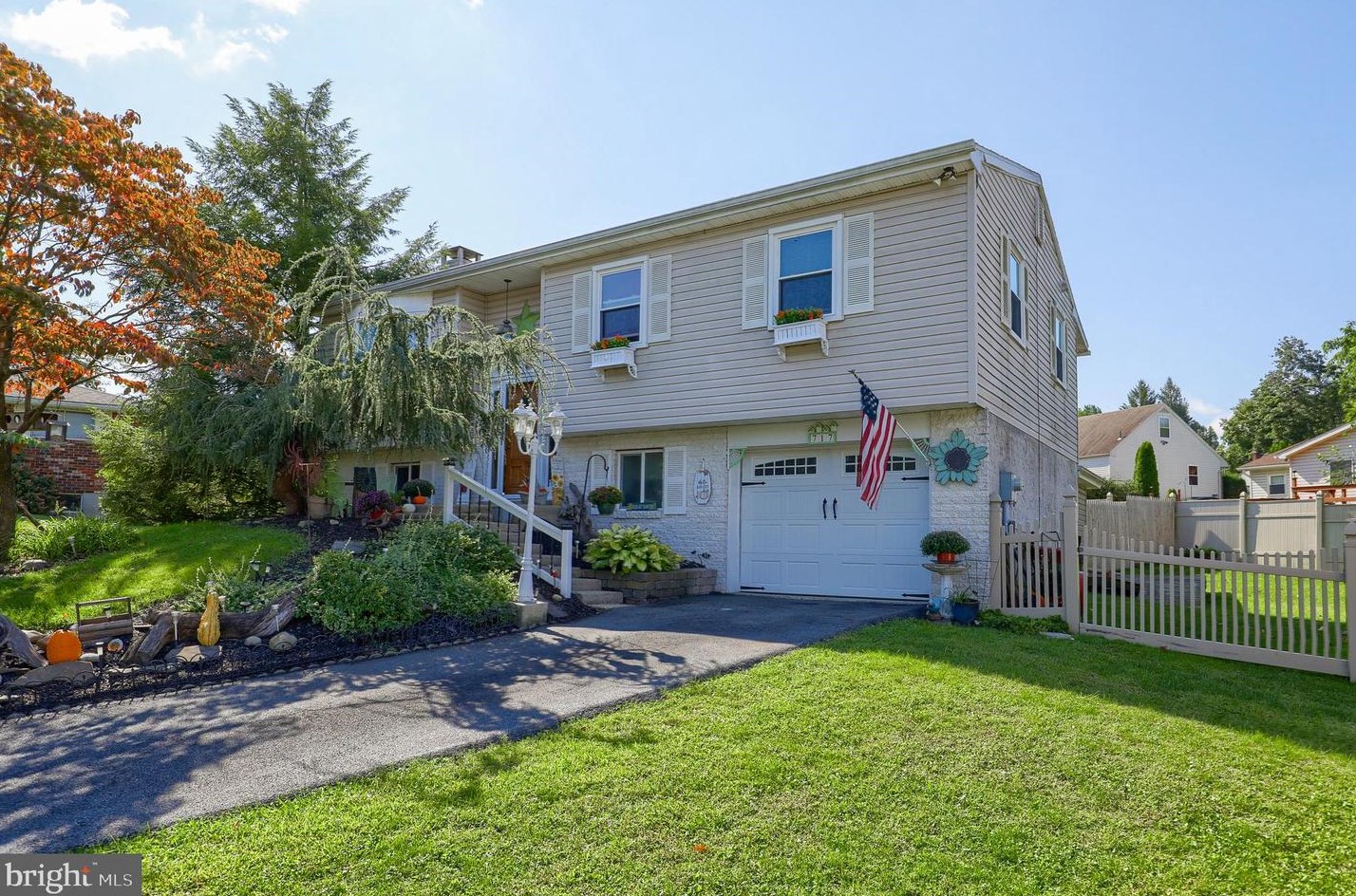 717 Loblolly Ln, Reading, PA 19607-3103