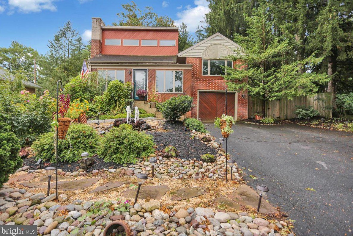 1414 Rose Virginia Rd, Reading, PA 19611-1738