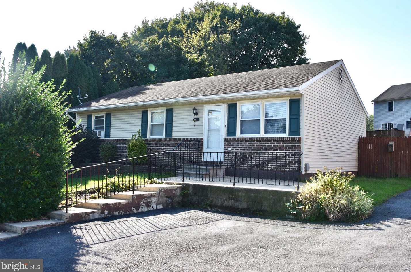 212 Meadow Ave, Robesonia, PA 19551-1610