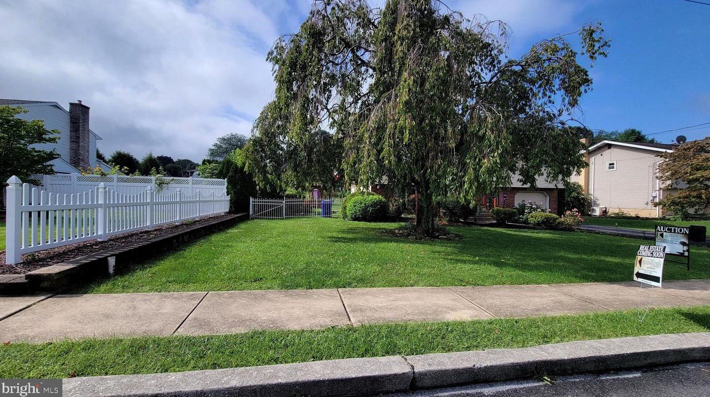 612 Lyman Ave, Womelsdorf, PA 19567-1012