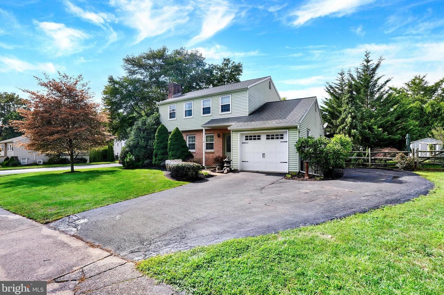 416 Walnut St, Wernersville, PA 19565-1255