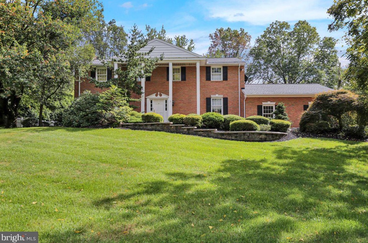 11 Lowell Dr, Reading, PA 19606-9559