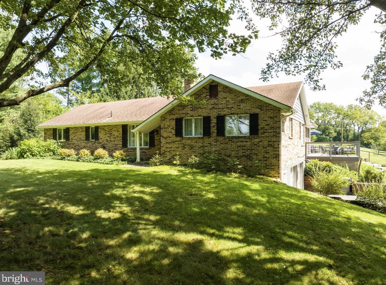 57 School Ln, Robesonia, PA 19551