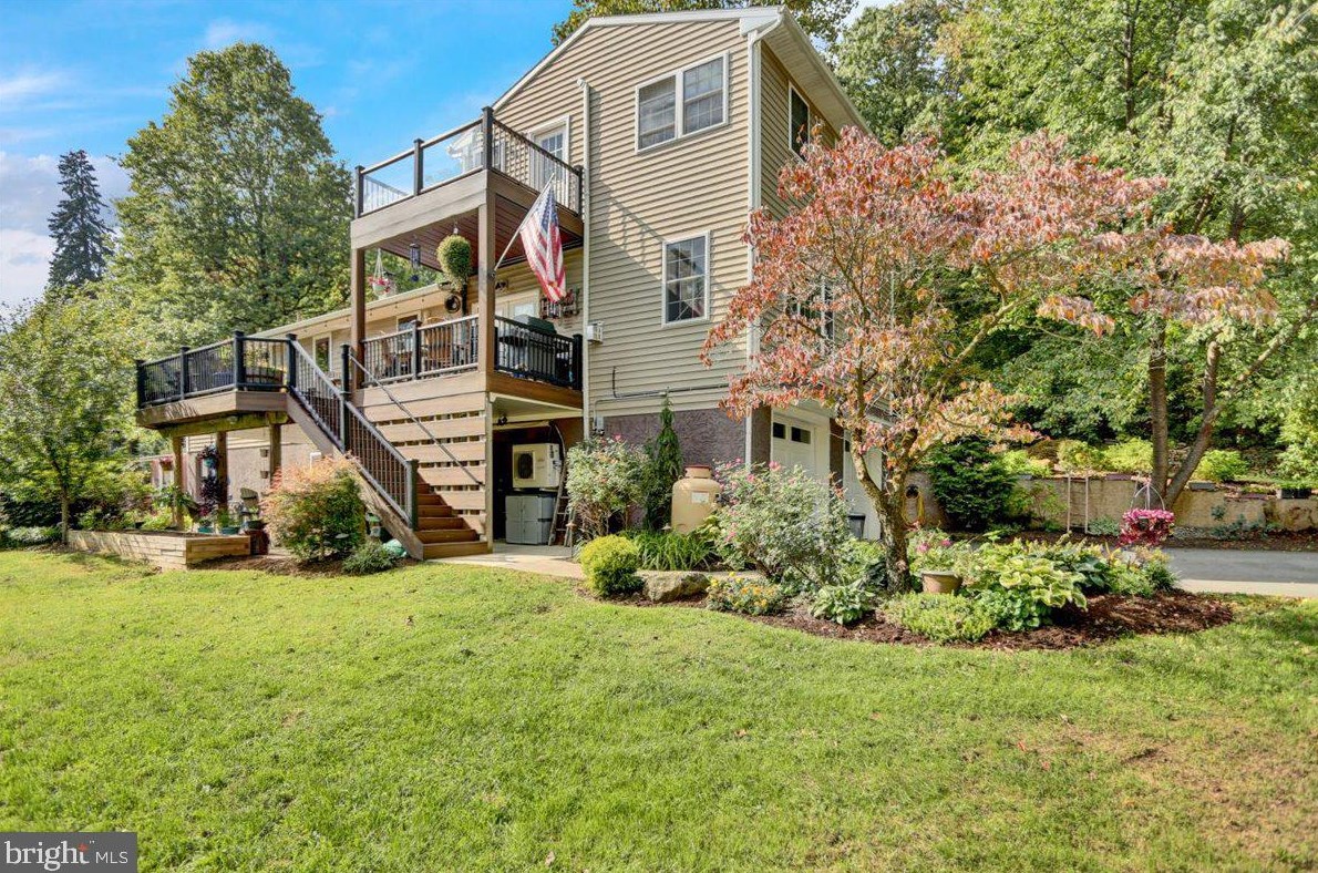 2742 Hill Rd, Reading, PA 19606-9215