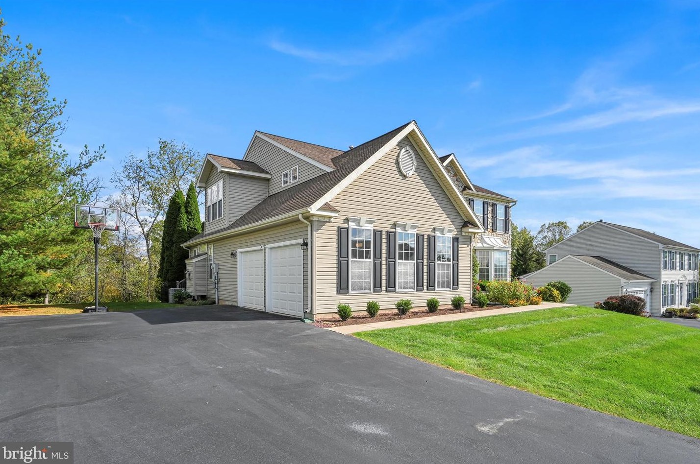910 Maplewood Dr, Douglassville, PA 19518-1265
