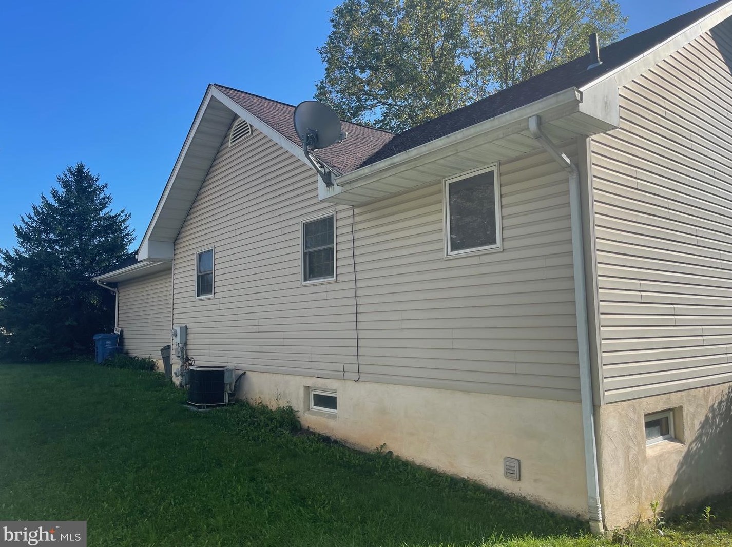 1197 Ashbourne Dr, Reading PA  19605-3225 exterior