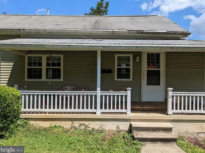 11 Hemlock Dr, Spangsville, PA 19512