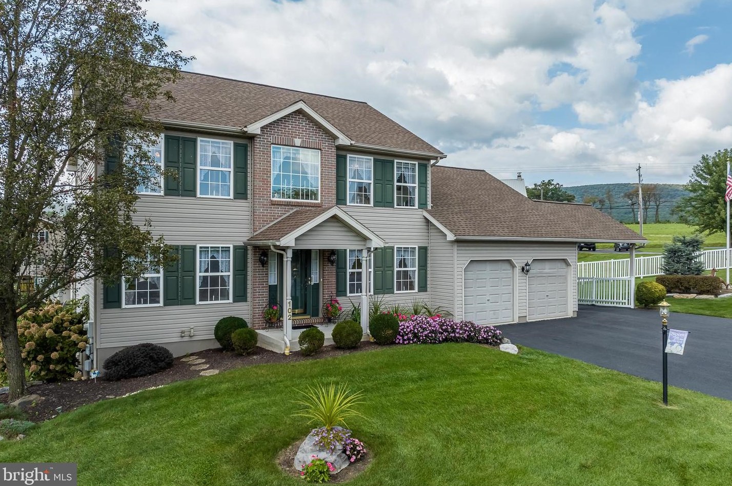 102 Pond View Dr, Moselem, PA 19526