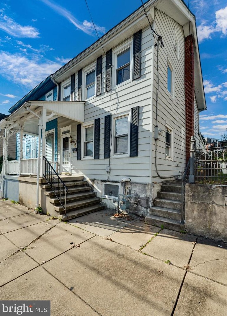 44 Hull St, Reading, PA 19608-1106