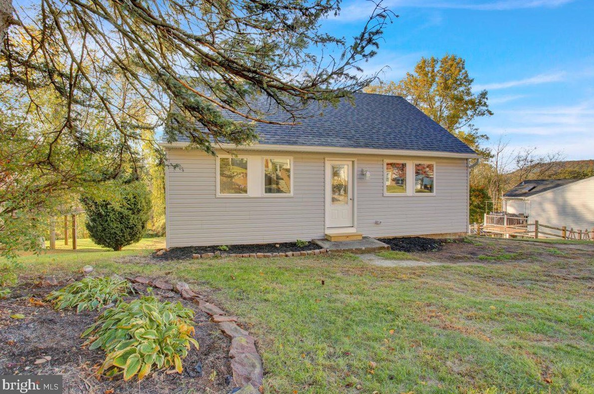 40 Elaine Dr, Spangsville, PA 19512