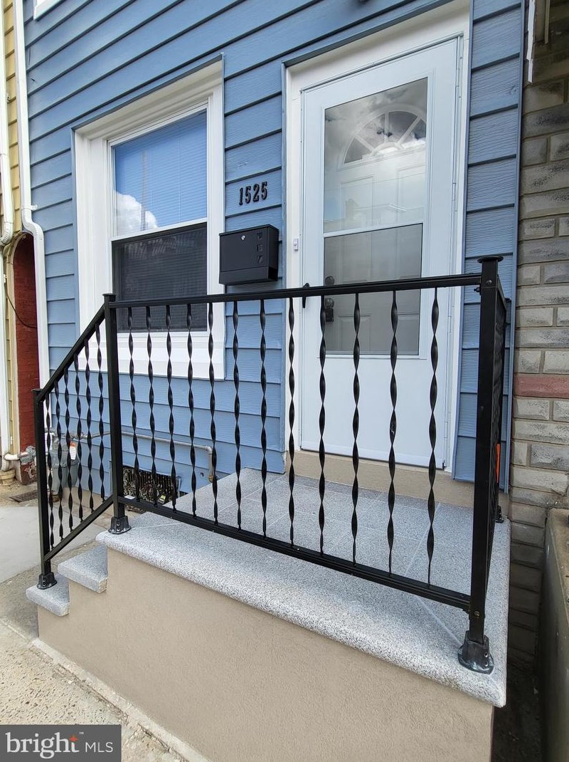 1525 Moss St, Reading PA  19604-1813 exterior