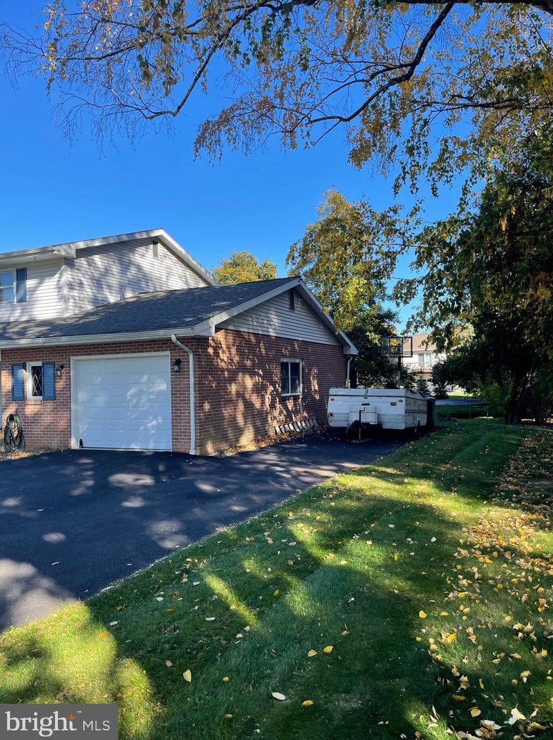 324 Warwick Dr, Reading PA  19610-1822 exterior