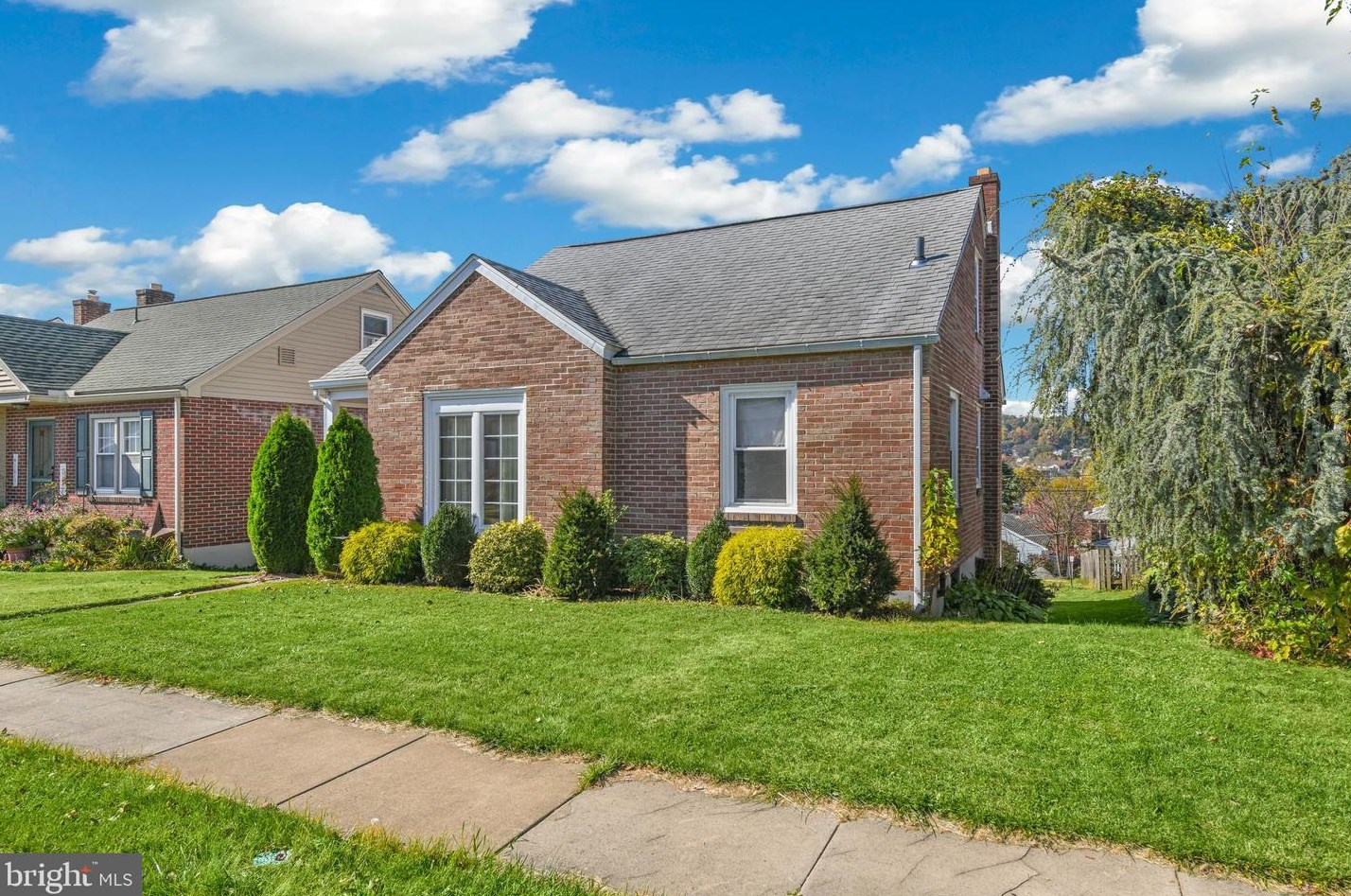 1413 Fayette Ave, Reading, PA 19607-2137