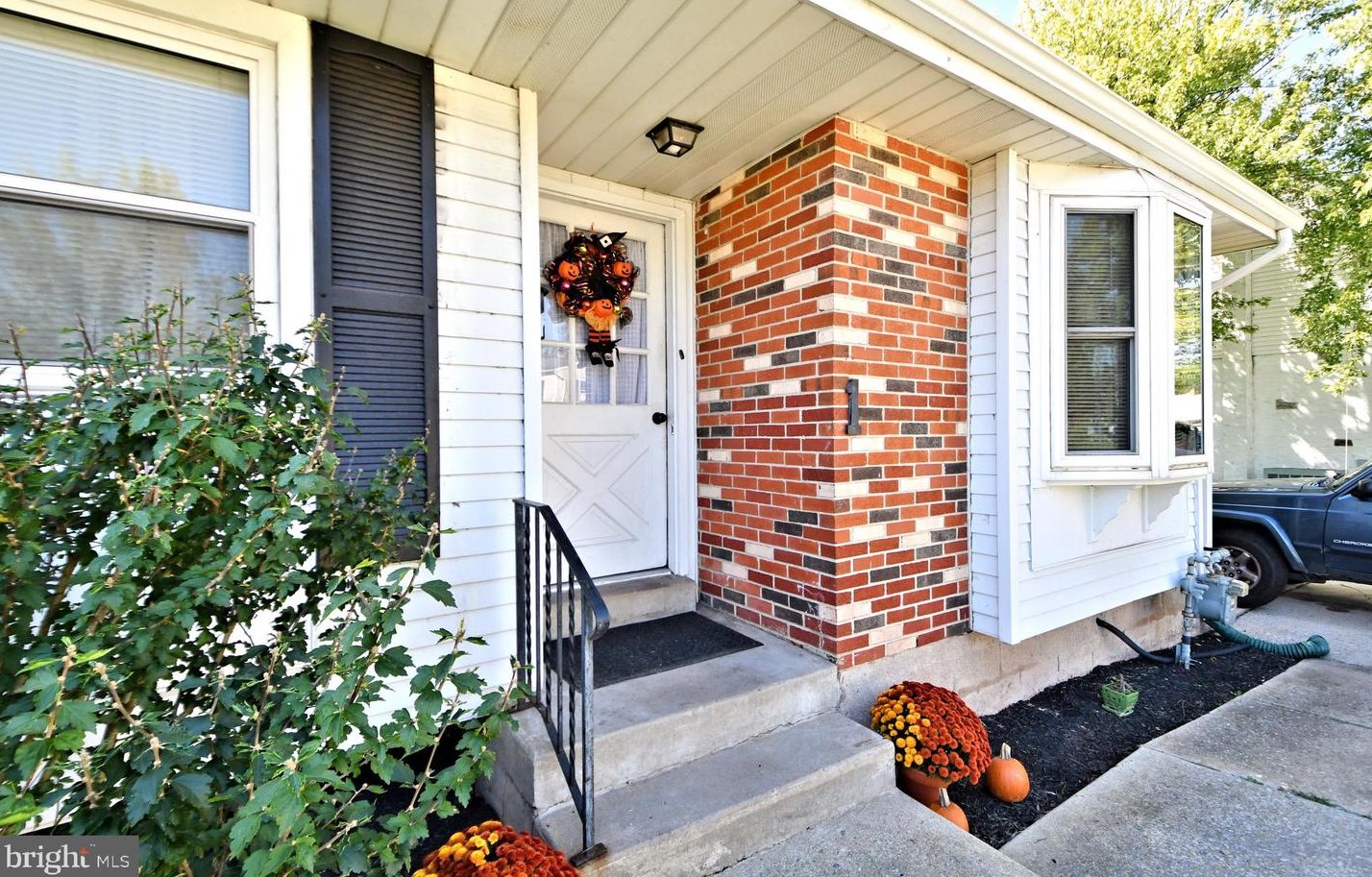 1 Maplewood Ct, Douglassville, PA 19518