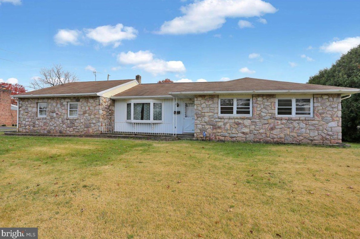 303 Willowwood Dr, Douglassville, PA 19518-1111