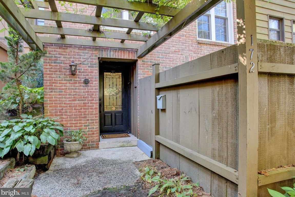 172 Oakmont Ct, Reading, PA 19607