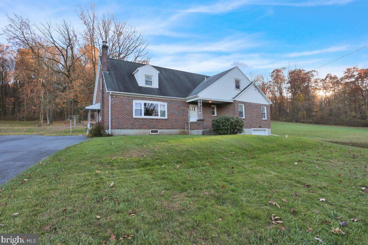 18 Pensinger Ln, Mertztown, PA 19539